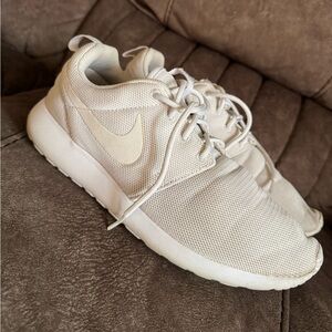 Women’s White Nike Roshes